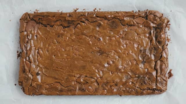 Stek kaken midt i ovnen på 180 grader i ca 25 minutter. Kaken skal såvidt være gjennomstekt, men kan heller være litt lite stekt enn litt for mye. Avkjøl kaken.