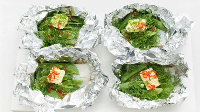 Grill pakkene i ca. 8 min, eller stek i ovnen på 225C i ca. 10 min. og server.