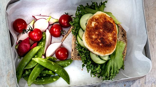MATPAKKETIPS: Fiskelykke.
Lag fine fiskeburgere, eller topp brødskiven 
med remulade, salat, agurk og fiskekake.
Cherrytomater, sukkererter og reddiker 
er fint følge i matpakka.