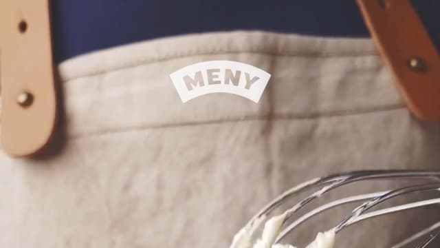 **Kakedeig:** Ha sukker og smør i en bolle. Pisk blandingen til den blir lys og kremaktig, gjerne i hurtigmikser.