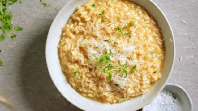 Ta kjelen av varmen og tilsett smør og revet parmesan. La risottoen hvile i 5 minutter, da vil den tykne noe. Smak til med salt, pepper og en skvis sitron.