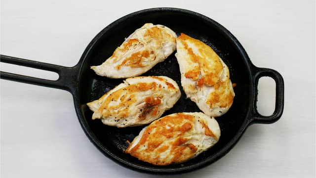 **Kyllingfilet:** Krydre kyllingfiletene med salt og pepper og stek i olje i en stekepanne, først på høy varme til den er gyllen på alle sider, så videre på medium varme under lokk til den er akkurat gjennomstekt. Det tar ca 10 minutter til sammen.