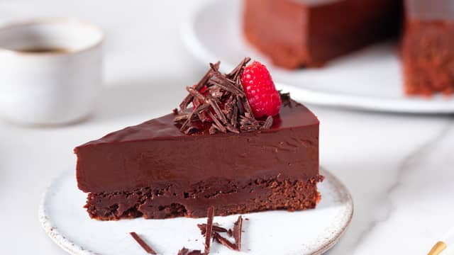 Hell glasuren over kakebunnen mens den enda er i formen. Sett i kjøleskapet til kaken har stivnet, gjerne natten over.