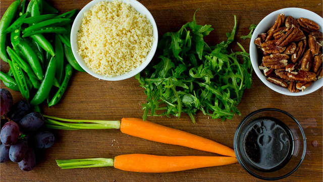 Varm ovnen til 180 grader. Grovhakk pekannøttene. Del gulrøttene i to på langs (eventuelt større gulrøtter deles i staver).