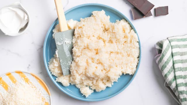 Vend inn lønnesirup og salt. Ha i kokosmasse og rør sammen til du har en blanding som kan formes til kuler.