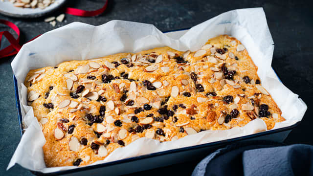 Stek kaken nederst i ovnen på 180 grader i 25-30 minutter til kaken er gyllen. La avkjøle.