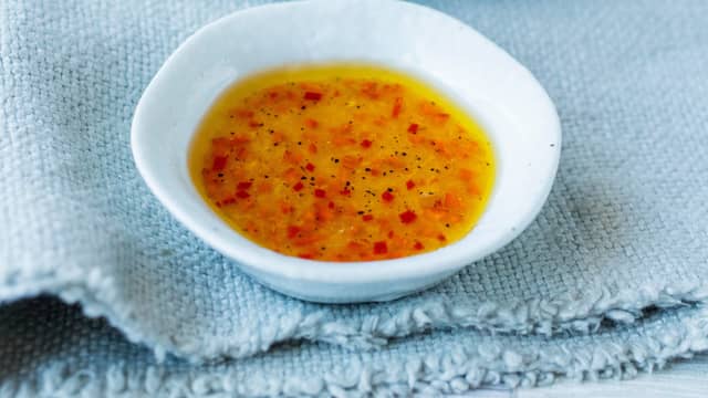 **Dressing:** Lag dressingen ved å finhakke chilien og blande inn resten av ingrediensene.