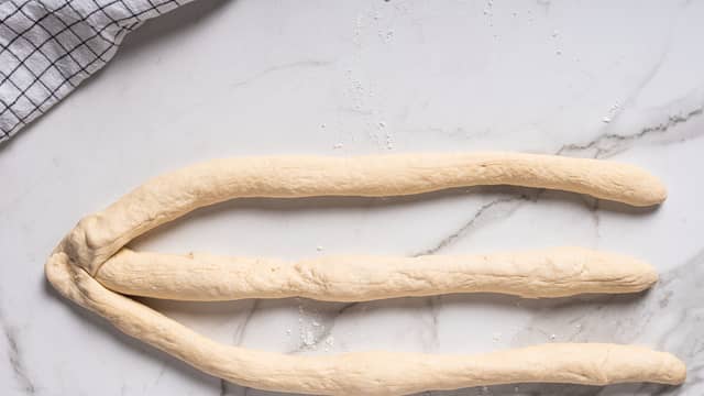 Fest de tre pølsene sammen i den ene enden.