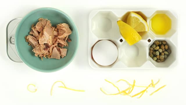 Bland alle ingrediensene med en stavmikser, bortsett fra
olivenoljen, til en jevn blanding, hell i olivenoljen i en tynn stråle
under stadig røring til sausen tykner og blir jevn. Smak til med svart
pepper og evt. litt ekstra sitronsaft.
Server til kylling, kalkun, med en grønn salat.