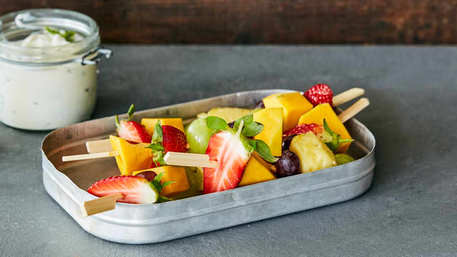 Fruktspyd med yoghurtdip