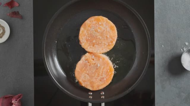 Krydre lakseburgerne med salt og pepper. Grill burgerne på direkte varme i 2-3 minutter på hver side.