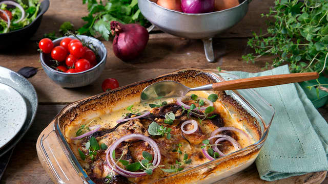 Stek i ovnen på 180 grader i ca. 40 minutter til osten er gyllen og sausen begynner å tykne. Server gjerne med en grønn salat ved siden av.