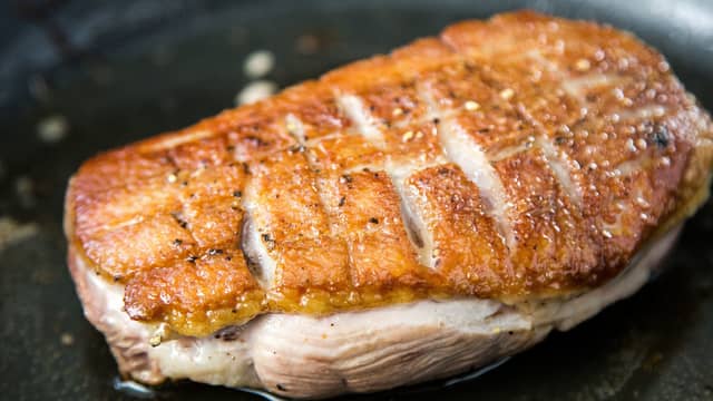 Brun andebrystet kun på skinnsiden i en tørr stekepanne til den blir gylden i fargen. Snu brystet, slik at skinnsiden er opp, og stek lett.