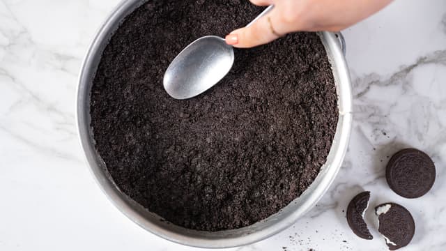 Fordel kjeksblandingen i bunnen av formen, trykk den godt på plass.