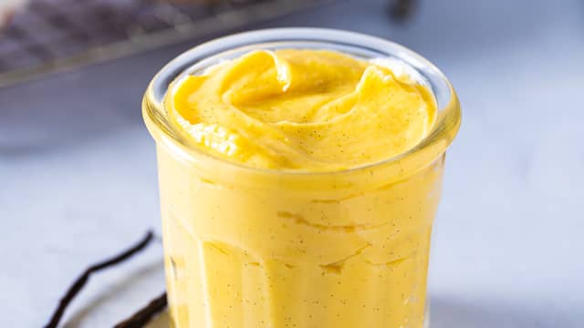 Når vaniljekremen er tykk og glatt har du den over i en bolle. Ta ut vaniljestengene. La avkjøle.