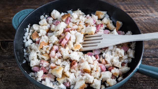 **Stuffing:** Skjær loffen i skiver og kjør disse grovt i en kjøkkenmaskin. Stek finhakket løk og bacon i en panne til baconet har fått farge. Tilsett brødsmulene og la dem steke med et par minutter så de får trekke til seg smakene fra panna.