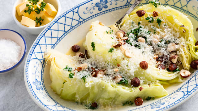 Smørdampet sommerkål med smør, urter og parmesan