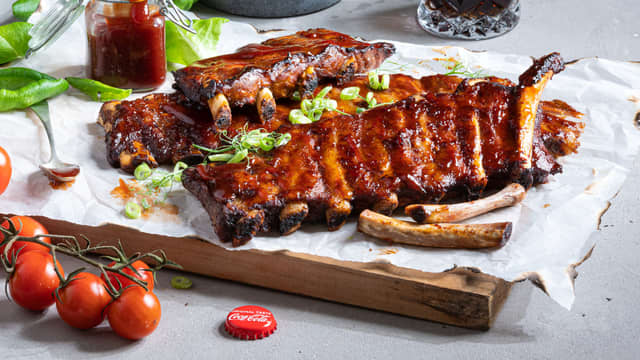 Server gjerne potetsalat, ekstra BBQ saus og hvitløksbaguetter til spareribsen.