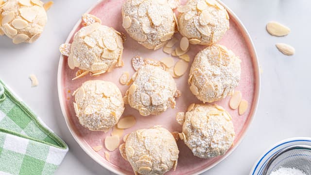 Legg kakene på stekebrettet og stek dem på **160 grader i 20 minutter.** Avkjøl kakene på rist, og dryss over melis før servering.