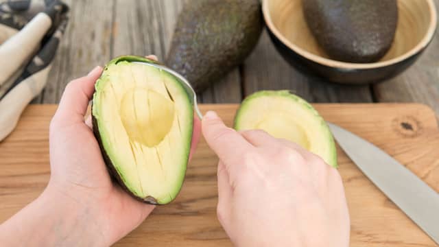 Skyll og riv salaten i passende biter. Skjær tomat i skiver. Del avokadoen i to, fjern stein og skjær
i skiver.