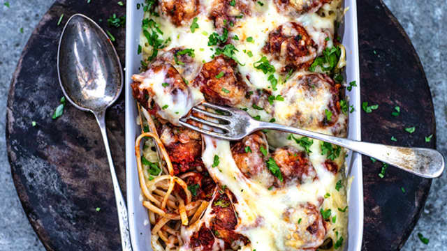 Gratinerte kyllingboller i tomatsaus