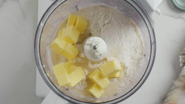 Dersom du bruker foodprosessor har du alle ingrediensene oppi og kjører til en deig. Smøret skal da være i terninger. Kna denne raskt sammen.