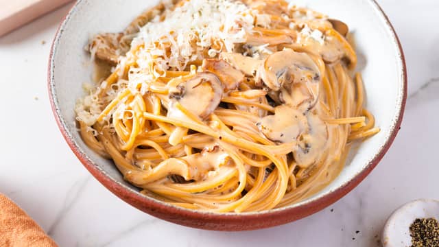 **Servering:** Vend pastaen inn i soppsausen, og topp med revet parmesan ved servering.