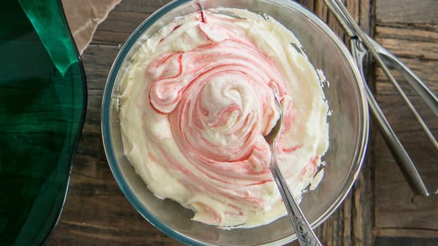 Lag kremostglasuren mens kaken avkjøles.