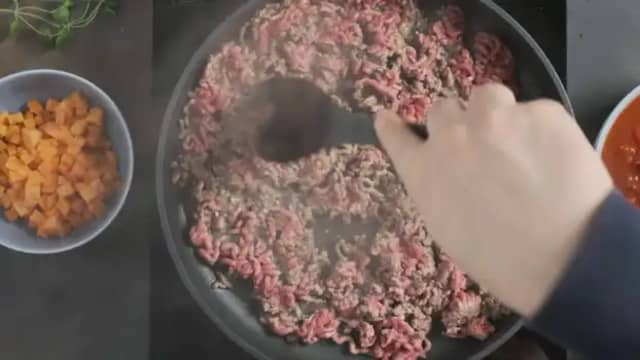 **Taco bowl:** Stek kjøttdeigen i smør eller olje til den er gjennomstekt. Tilsett tacokrydder og vann og la frese i ca. 2 minutter.