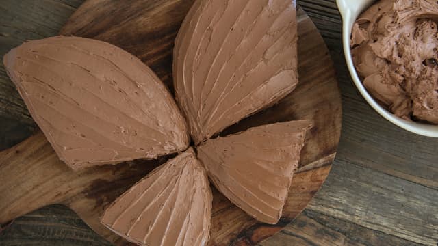 Lag så sjokoladeglasuren og pynt sommerfuglen.