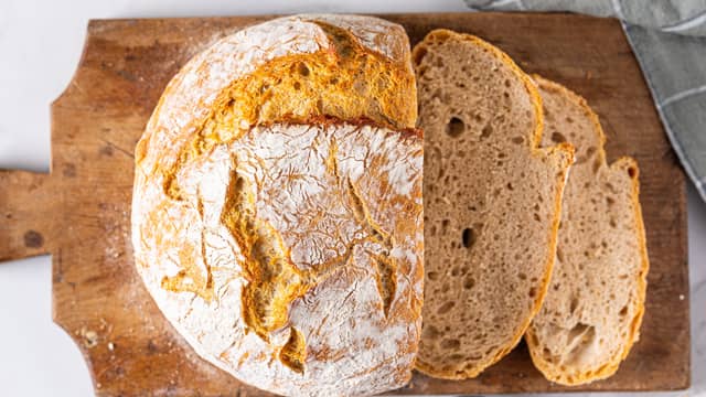 Ta brødet ut av gryta. Når du banker på undersiden av brødet skal du høre en hul lyd. Virker brødet litt lite stekt, kan du legge det på en rist og steke det videre i ca. 10 minutter. Avkjøl på rist.