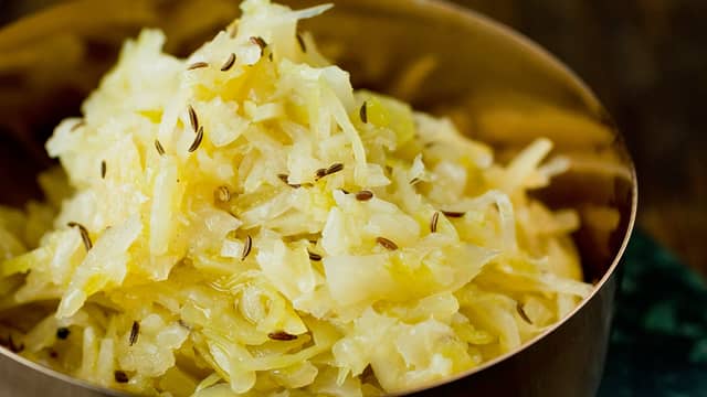 Smak til kålen med sukker, eddik og litt mer salt hvis nødvendig. Server med en gang, eller ha kålen i en boks med lokk.