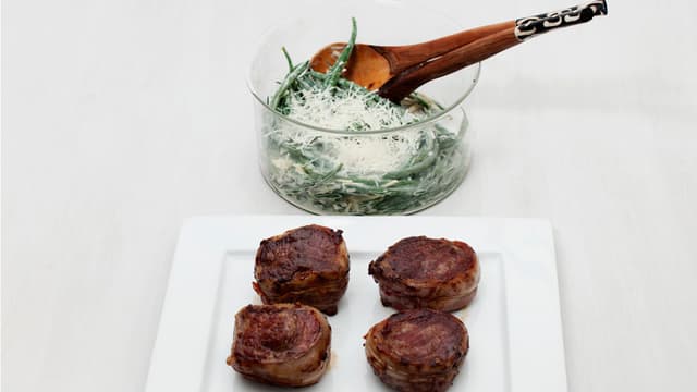 Krydre baconbiffene med salt og pepper og grill eller stek dem på sterk varme, ca. 3 min. på hver side. Server med bønnesalat.