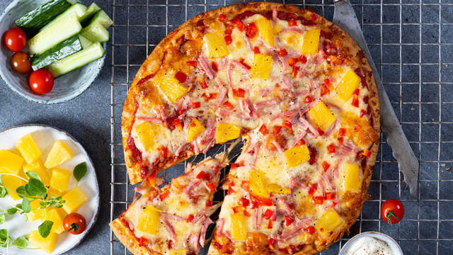 **Stek pizzaen midt i ovnen på 200 grader** i ca. 10 minutter til osten er smeltet og gyllen.