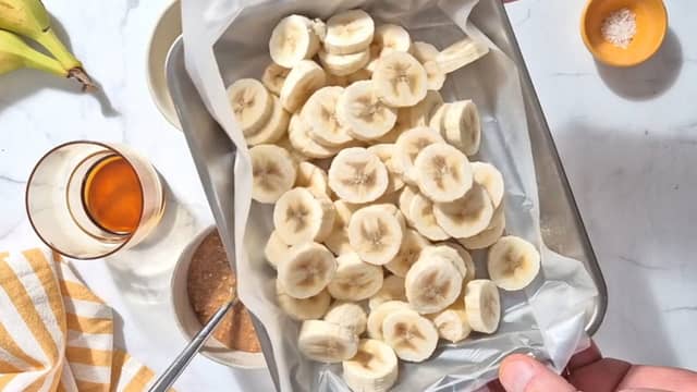 Skjær bananene i skiver. Legg skivene på en tallerken, og frys dem ned.