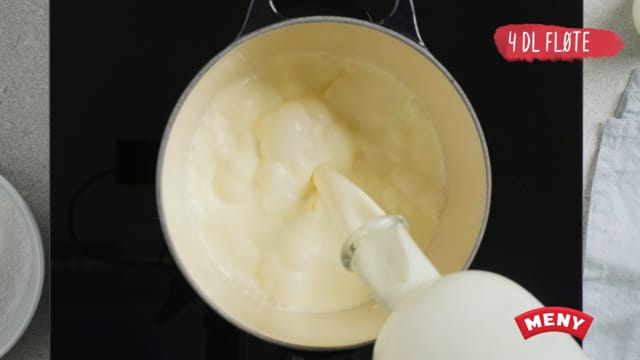 Ha både stenger og frø i en kjele sammen med melk, fløte, kanelstenger og revet muskat. Kok opp på medium varme under omrøring.