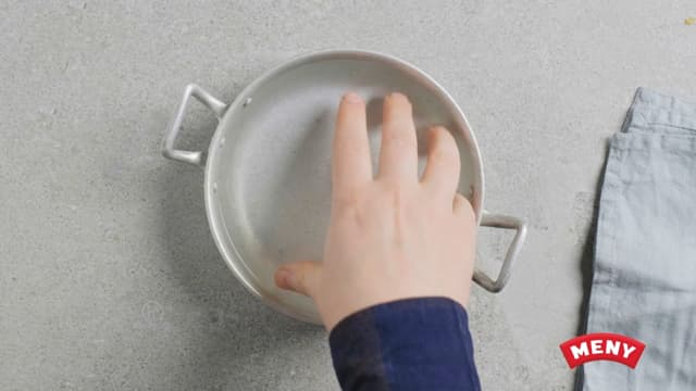 **Panna cotta:** Legg 4 gelatinblader i vann for bløtlegging.