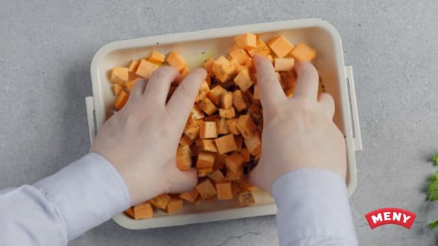 **Søtpoteter:** Skrell og skjær søtpotetene i jevne terninger. Dryss over krydder og salt og drypp over olje før du vender alt godt sammen.