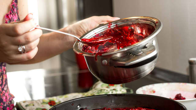 Fortsett å røre til blandingen tykner. Den skal bli ganske tykk så ikke kirsebærfyllet renner utover når du skal dele paien.