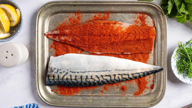 Bland krydderet og gni filetene inn med dette.