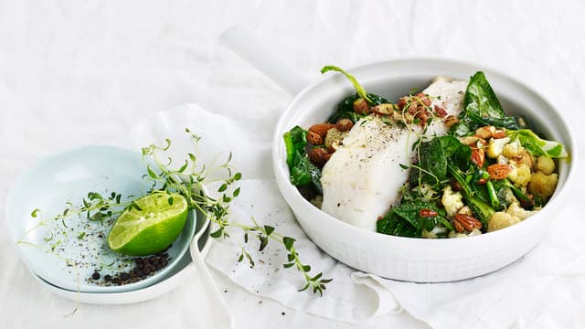 Lettsaltet torsk med pannestekt blomkål, spinat og mandel