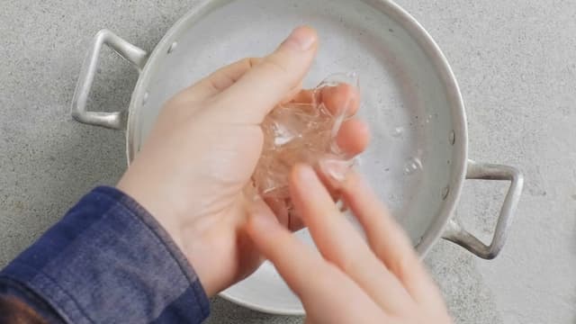 Bløtlegg gelatinplatene i kaldt vann etter anvisningen på pakken. Kok opp vann, dra kjelen til side, klem ut vannet fra gelatin og tilsett, en og en gelatinplate i vannet.