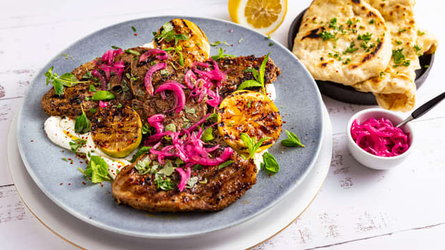 Lammelår i skiver med fetaostkrem og limemarinert rødløk