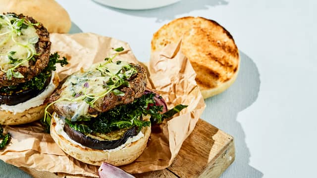 Vegetarburger med hjemmelaget burgerbrød