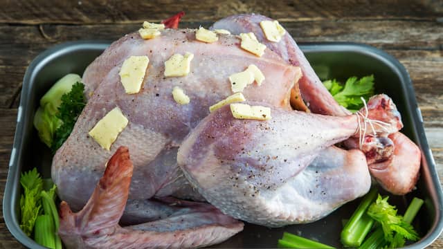 **Kalkun:** Legg kalkunen på ryggen. Legg gjerne vingebena bak ryggen på fuglen. Gni så hele fuglen inn med salt, pepper og romtemperert smør før du fyller den med stuffingen.