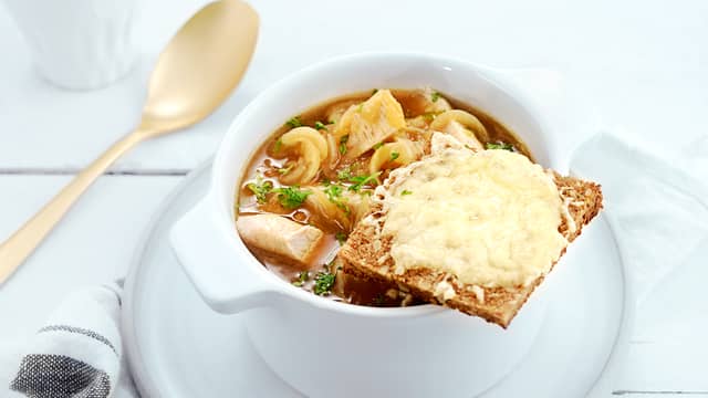 Gratiner i ovn til osten smelter godt og blir lett gyllenbrun. Legg kalkunkjøtt i suppeskåler, hell over suppen og dekk deretter med brødet.