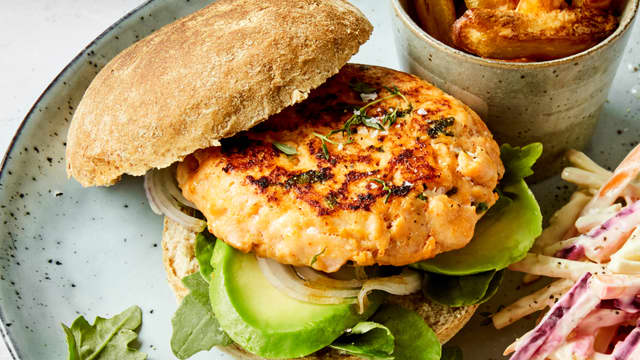 Lakseburger med kålrot-, eple- og sellerislaw