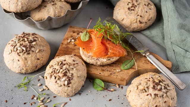 Sett brettet midt i ovnen og skru temperaturen ned til 225 grader. La steke i ca 20 min. Avkjøles på rist.