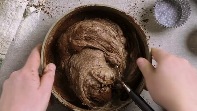 Hell eggeblandingen over i bollen med det tørre. Rør sammen til deigen er blandet, men ikke rør for lenge.