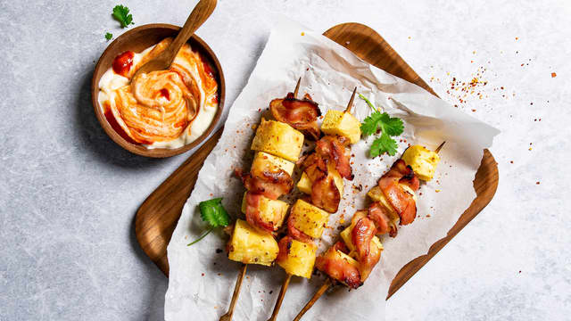 Grill i 10 minutter under lokk, eller stek i ovnen på 200 grader i ca. 15 minutter til ananasen er lett karamellisert og baconet er sprøtt.